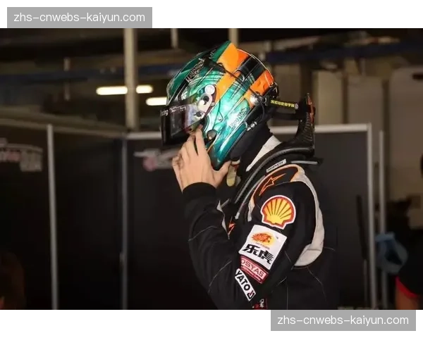 特写：比赛结束半小时后，弗赖堡小球迷仍在等待签名