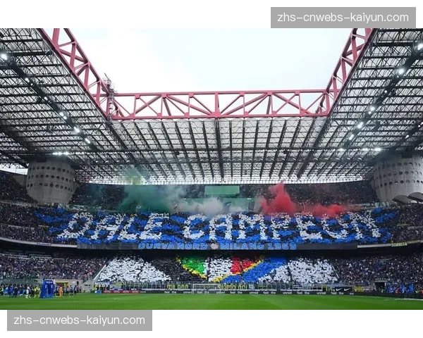 特写瞬间：球迷看台巨型TIFO致敬即将退役的球队传奇