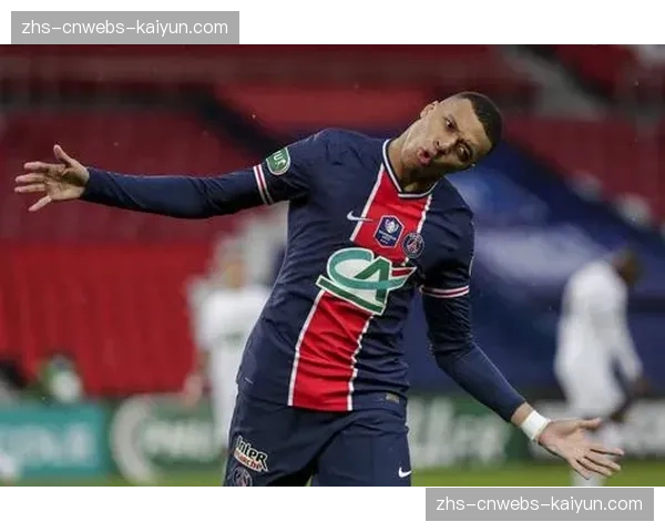 法国杯半决赛,巴黎球员被球迷投掷杂物击中,比赛中断十分钟 法国杯半决赛,巴黎球员被球迷投掷杂物击中,比赛中断十分钟